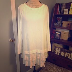 White lace detail long sleeve tunic. 1x